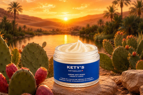 Cème Anti-Rides KETY’S Visage & Corps présentée dans un paysage naturel au coucher du soleil, entourée de figuiers de barbarie