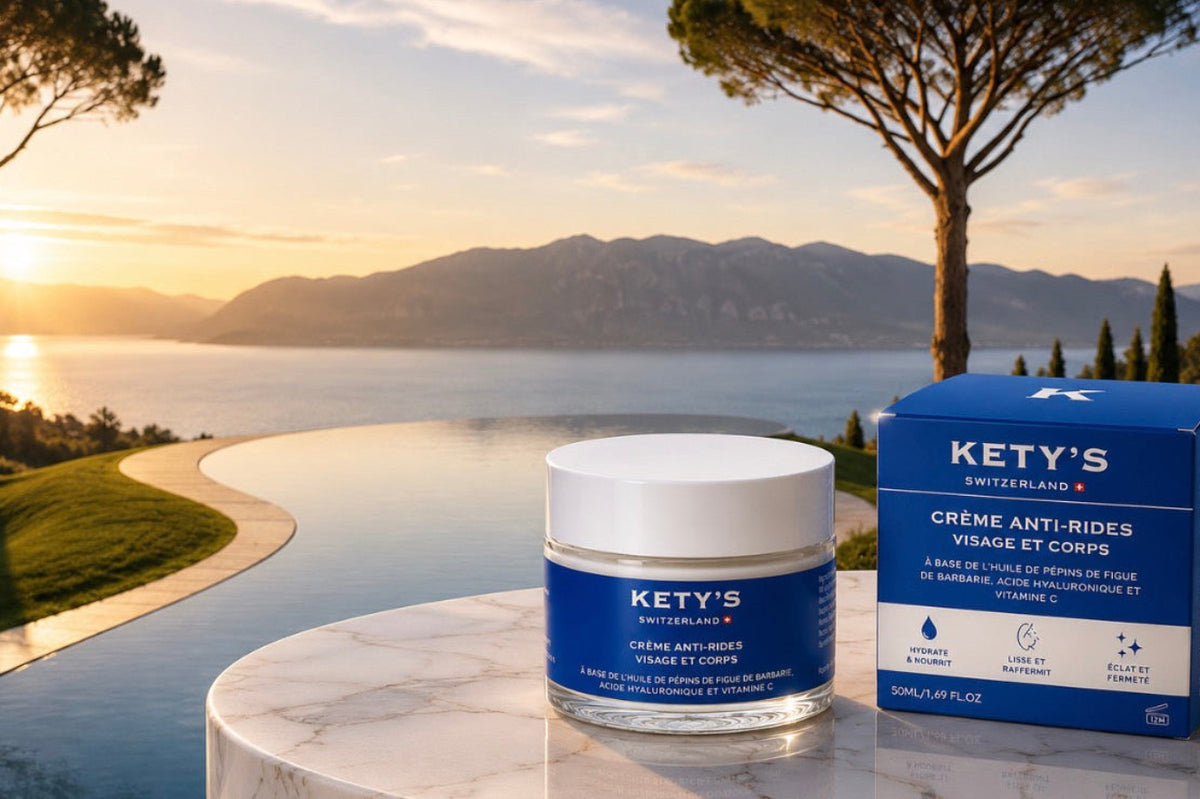 Crème Anti-Rides KETY’S Visage & Corps avec son coffret, présentée dans un cadre luxueux au bord du lac et des Alpes suisses.