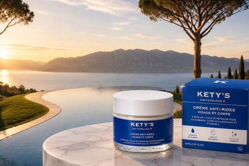 Crème Anti-Rides KETY’S Visage & Corps avec son coffret, présentée dans un cadre luxueux au bord du lac et des Alpes suisses.